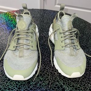 Mens green Nike huarache run sneakers